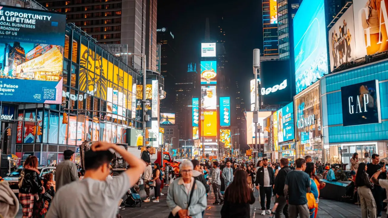 how do times square billboard messages work